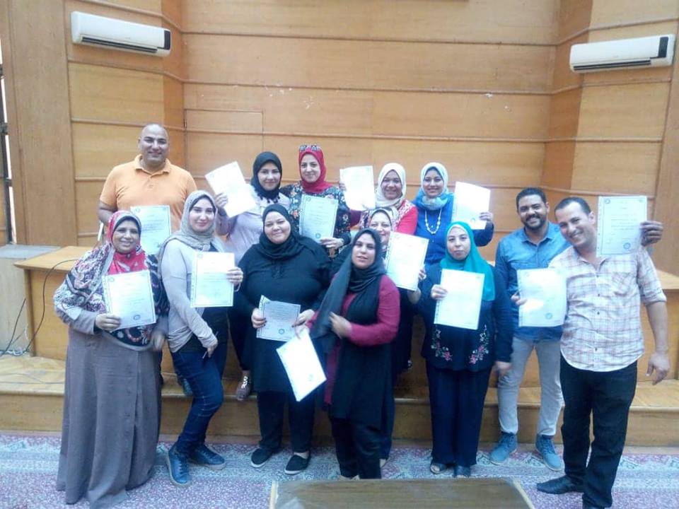 تسليم شهادات ورشة عمل مهارات التعامل مع الآخرين